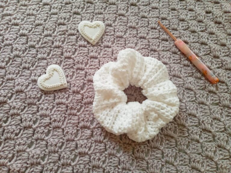 White crochet scrunchie craft