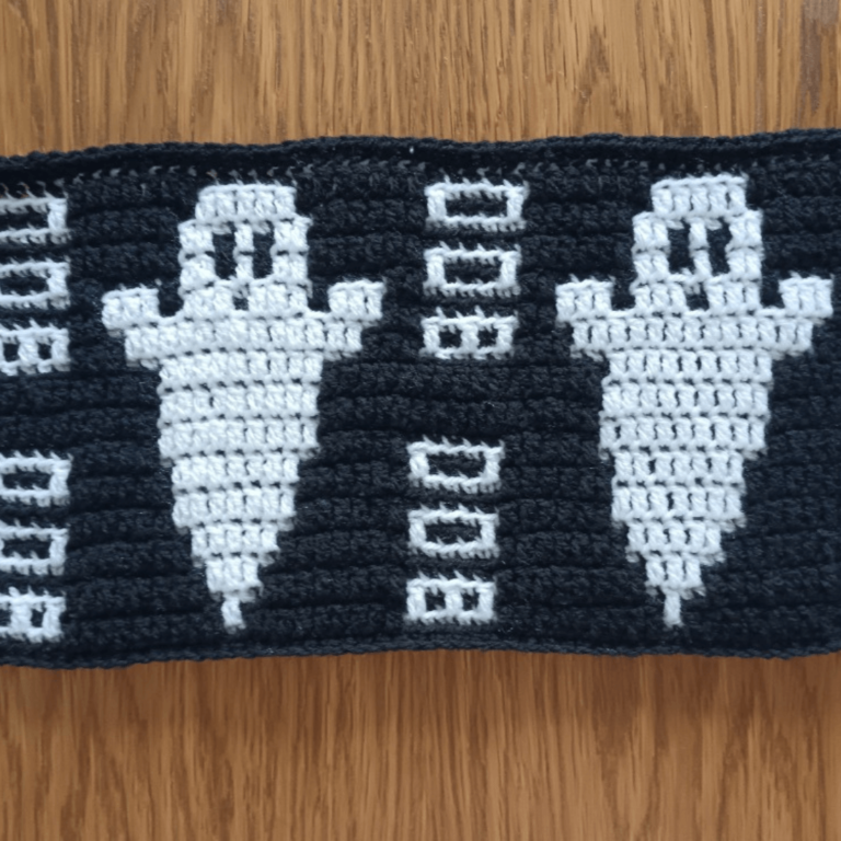 Retro pixel ghost crochet