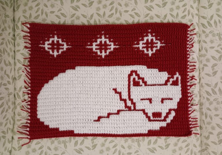 Crocheted sleeping cat design